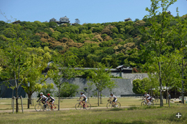 松山城趾公園内を走る集団