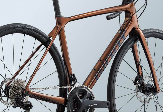 2021 GIANT Bicycles | TCR ADVANCED 2 DISC KOM (New 2022)