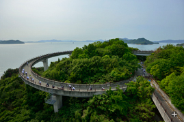 世界初の三連吊り橋